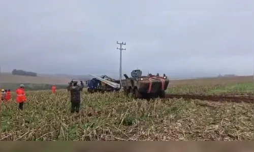 
							Blindados do Exército ajudam Copel no transporte de postes em Apucarana
						
						