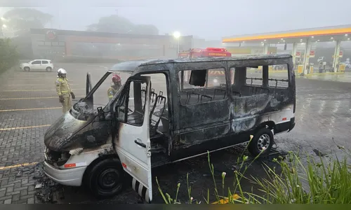 
							Van com estudantes pega fogo e fica completamente destruída em Apucarana
						
						