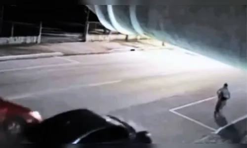 
							Vídeo mostra criança escapando por pouco de acidente com carro desgovernado em SC
						
						