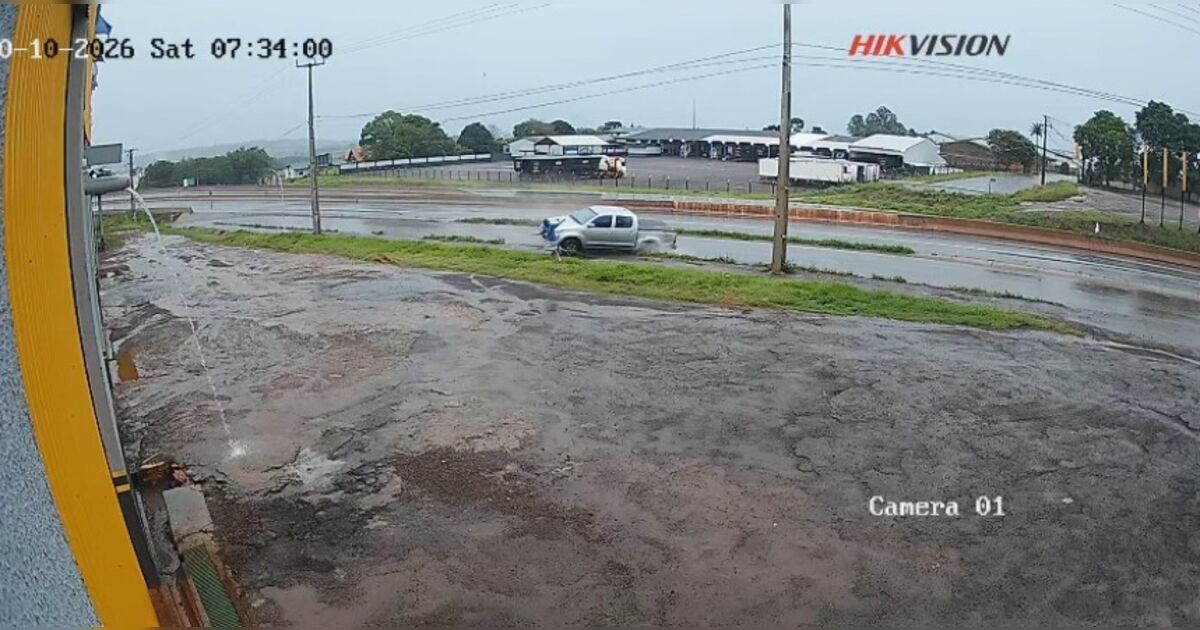 Ciclista salta de bicicleta e escapa de atropelamento no Paraná; veja o vídeo