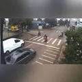 Colisão entre duas motos deixa homem gravemente ferido em Arapongas; veja vídeo