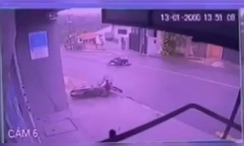 
							VÍDEO: Motociclista é arremessado após batida no centro de Apucarana (PR)
						
						