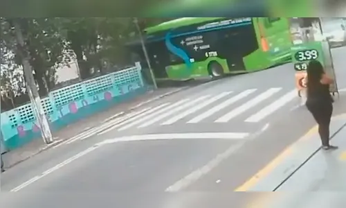 
							Ônibus desgovernado atinge carros e bate contra muro de escola; Veja vídeo
						
						