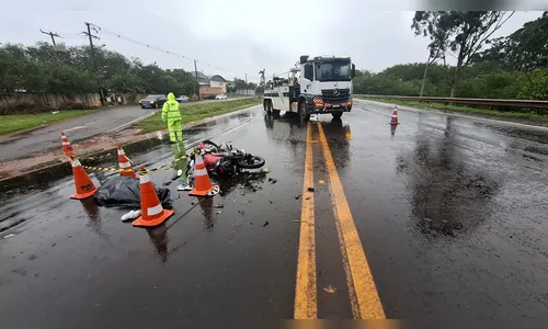 
							Câmera flagra acidente que matou garupa e deixou motociclista gravemente ferido em Arapongas
						
						