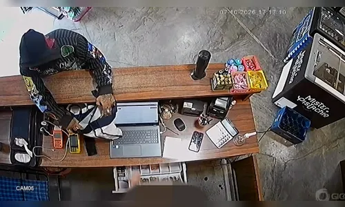 
							Câmeras de segurança flagram assalto a tabacaria no centro de Apucarana
						
						