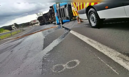 
							Carreta carregada com algodão tomba e complica o trânsito na Serra do Cadeado
						
						