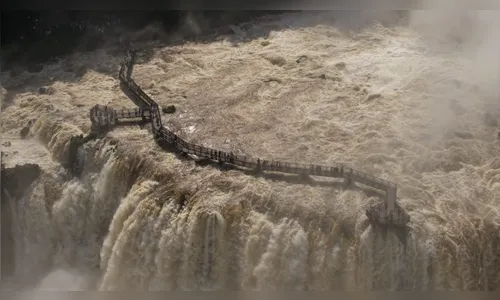 
							Cataratas do Iguaçu aumenta em quase 6 vezes volume de água e passarela é interditada
						
						