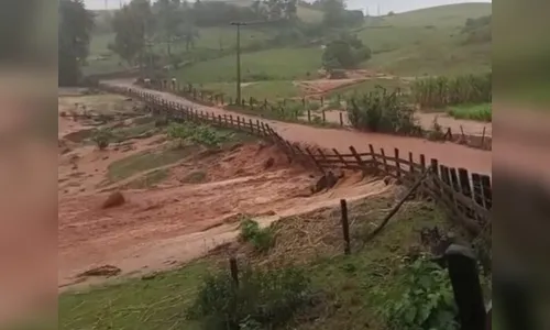 Chuva eleva nível da água e rio transborda na zona rural de Arapuã; veja