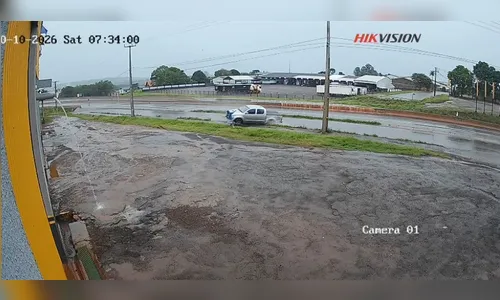 
							Ciclista salta de bicicleta e escapa de atropelamento no Paraná; veja o vídeo
						
						