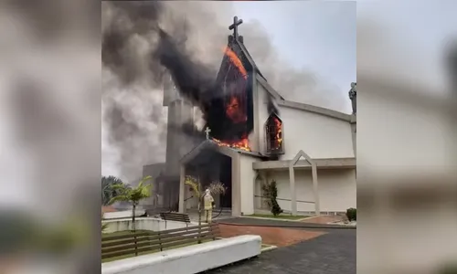 
							Incêndio destrói parcialmente Igreja Matriz de Treze de Maio (SC) após missa
						
						
