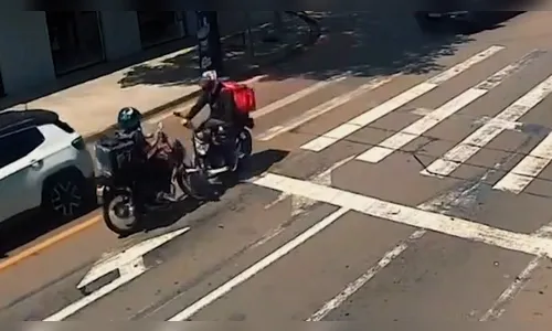 
							Motociclista invade a contramão e bate de frente com outra moto em Arapongas; veja
						
						