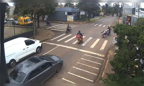 
							Colisão entre duas motos deixa homem gravemente ferido em Arapongas; veja vídeo
						
						