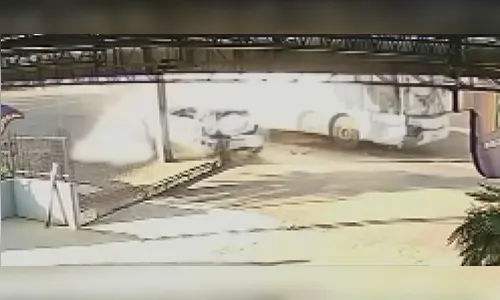 
							Câmera de segurança flagra ônibus desgovernado que rodou cinco quadras no interior do PR
						
						