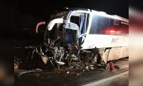 
							Ultrapassagem provoca acidente entre caminhonete e ônibus com estudantes na BR-376
						
						