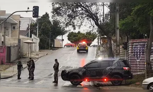 
							Homem armado invade creche e faz cerca de 20 crianças reféns em Curitiba (PR); veja vídeo
						
						