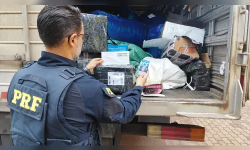 
							PRF apreende drogas, cigarros contrabandeados e eletrônicos em Cascavel (PR)
						
						