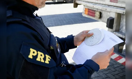 
							PRF identifica irregularidades em mais da metade dos caminhões fiscalizados no PR
						
						