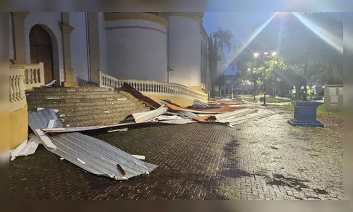 
							Risco de desabamento no forro mantém Catedral de Apucarana interditada
						
						