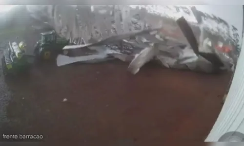 
							Temporais causam destruição no PR, derrubam capela centenária e arrancam telhado de barracão
						
						