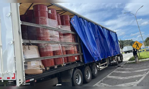 
							PRF identifica irregularidades em mais da metade dos caminhões fiscalizados no PR
						
						