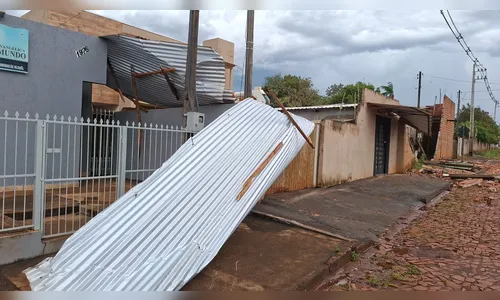 
							Vento forte destrói telhado e derruba muro de residência em Faxinal
						
						