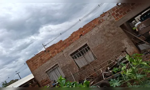 
							Vento forte destrói telhado e derruba muro de residência em Faxinal
						
						