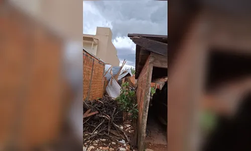
							Vento forte destrói telhado e derruba muro de residência em Faxinal
						
						