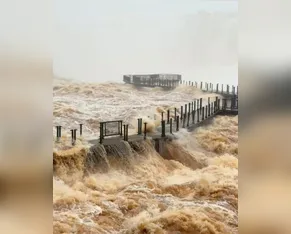 Cataratas chegam a quase 16 milhões de litros por segundo e água cobre passarela no PR