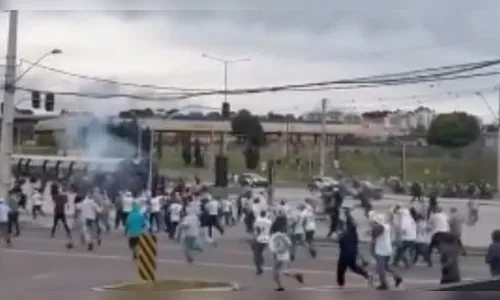Briga entre torcedores do Athletico e do Palmeiras gera tumulto em Curitiba