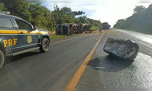 
							Colisão frontal entre carretas mata motorista e bloqueia a BR-277 no PR
						
						
