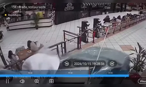 Câmera flagra BMW invadindo restaurante em SC; motorista diz que carro “acelerou sozinho”