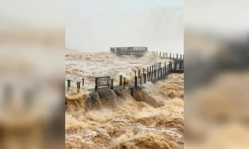 
							Cataratas chegam a quase 16 milhões de litros por segundo e água cobre passarela no PR
						
						