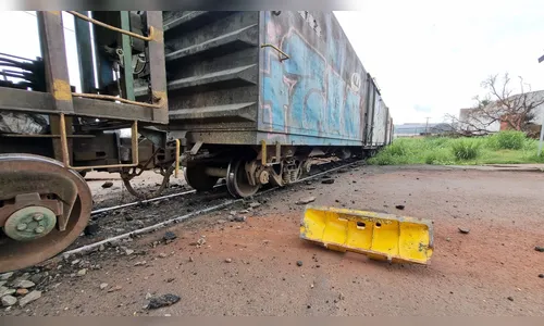 
							Trem descarrila e interdita cruzamentos na região da Vila Nova, em Apucarana
						
						