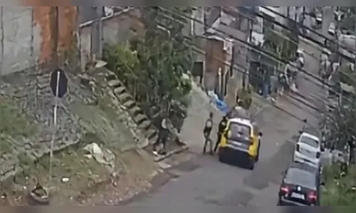 
							Viatura da Polícia Militar desce ladeira desgovernada durante abordagem no Paraná; veja
						
						
