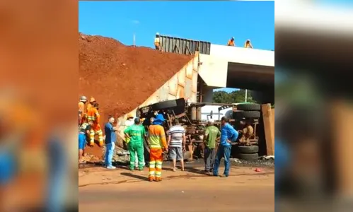 
							Caminhão da coleta de lixo de Apucarana se envolve em acidente; assista
						
						
