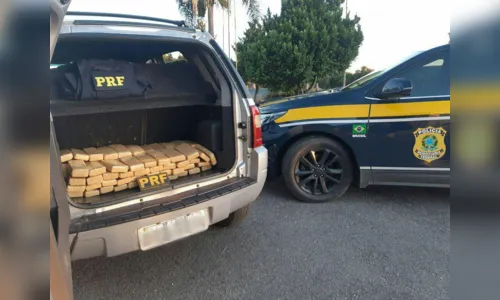 
							Após 17 km, PRF recupera carro roubado e apreende maconha
						
						