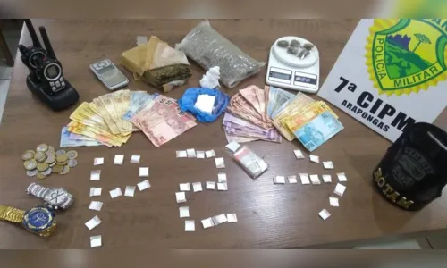 
							PM apreende R$ 11 mil em drogas em Arapongas
						
						