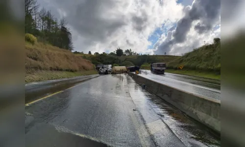
							Acidente com carreta carregada com óleo causa interdição na BR 376
						
						