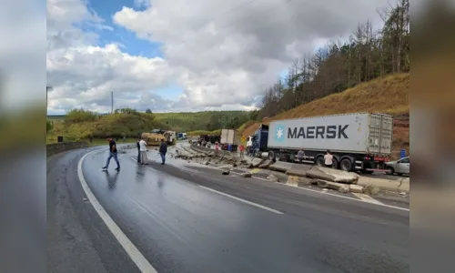 
							Acidente com carreta carregada com óleo causa interdição na BR 376
						
						