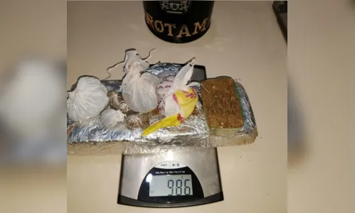 
							Perseguição na PR 272 termina com acidente e  apreensão de quase um quilo maconha
						
						