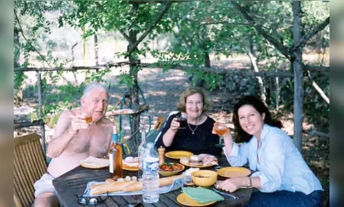 
							Casados ​​há 70 anos, idosos morrem de mãos dadas
						
						