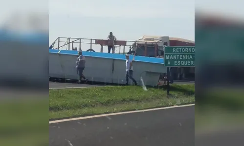 
							Piscina de 8 metros cai de caminhão e bloqueia trecho da BR-369
						
						