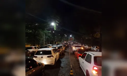 
							'Drive Culto' reúne fiéis dentro de carros no entorno do Lagoão em Apucarana
						
						