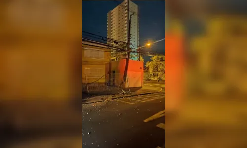 
							Motorista atinge poste após acidente em Arapongas
						
						