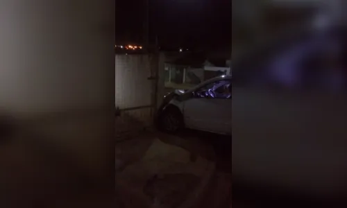 
							Motorista é detido após atingir portão e muro de casa em Apucarana
						
						