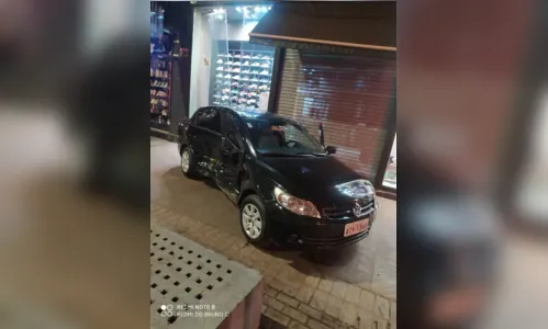 
							Viatura da PM de Arapongas se envolve em acidente
						
						