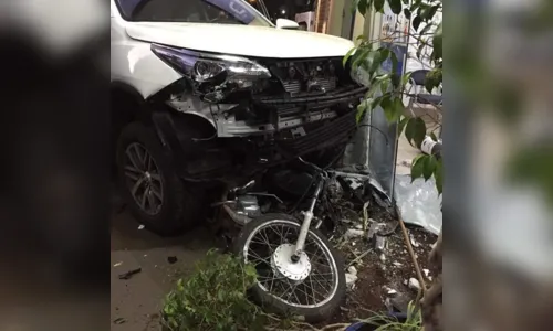 
							Motorista bate em motocicleta e atinge Santa Casa de Maringá
						
						