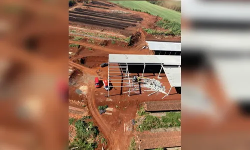 
							Trabalhadores ficam feridos após teto de barracão em construção desabar na Colônia Esperança
						
						
