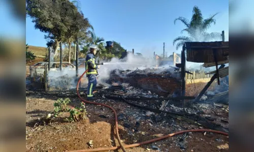 
							Incêndio destrói casa e carro na Estrada da Jangadinha na região de Cambira
						
						