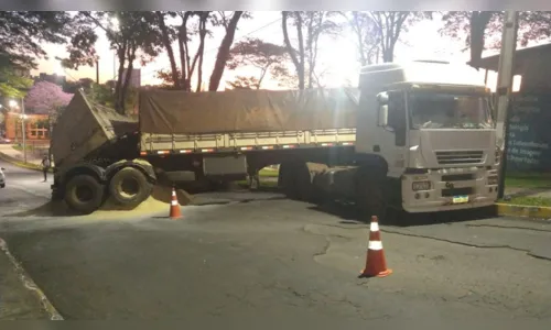 
							Caminhão tomba na Clotário Portugal e bloqueia trânsito em Apucarana
						
						